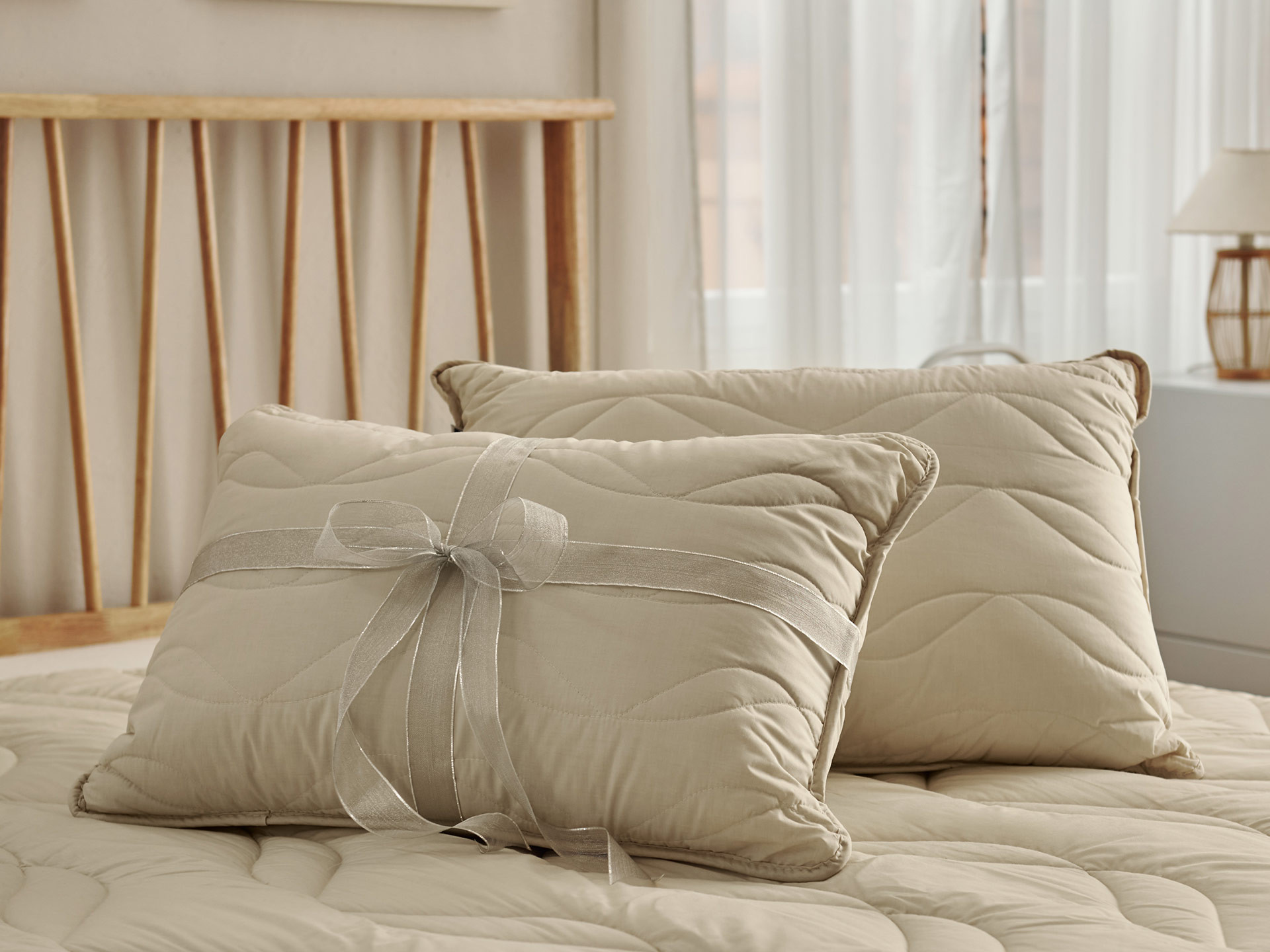 Jastëk klasik Bamboo II Dormeo në shtrat