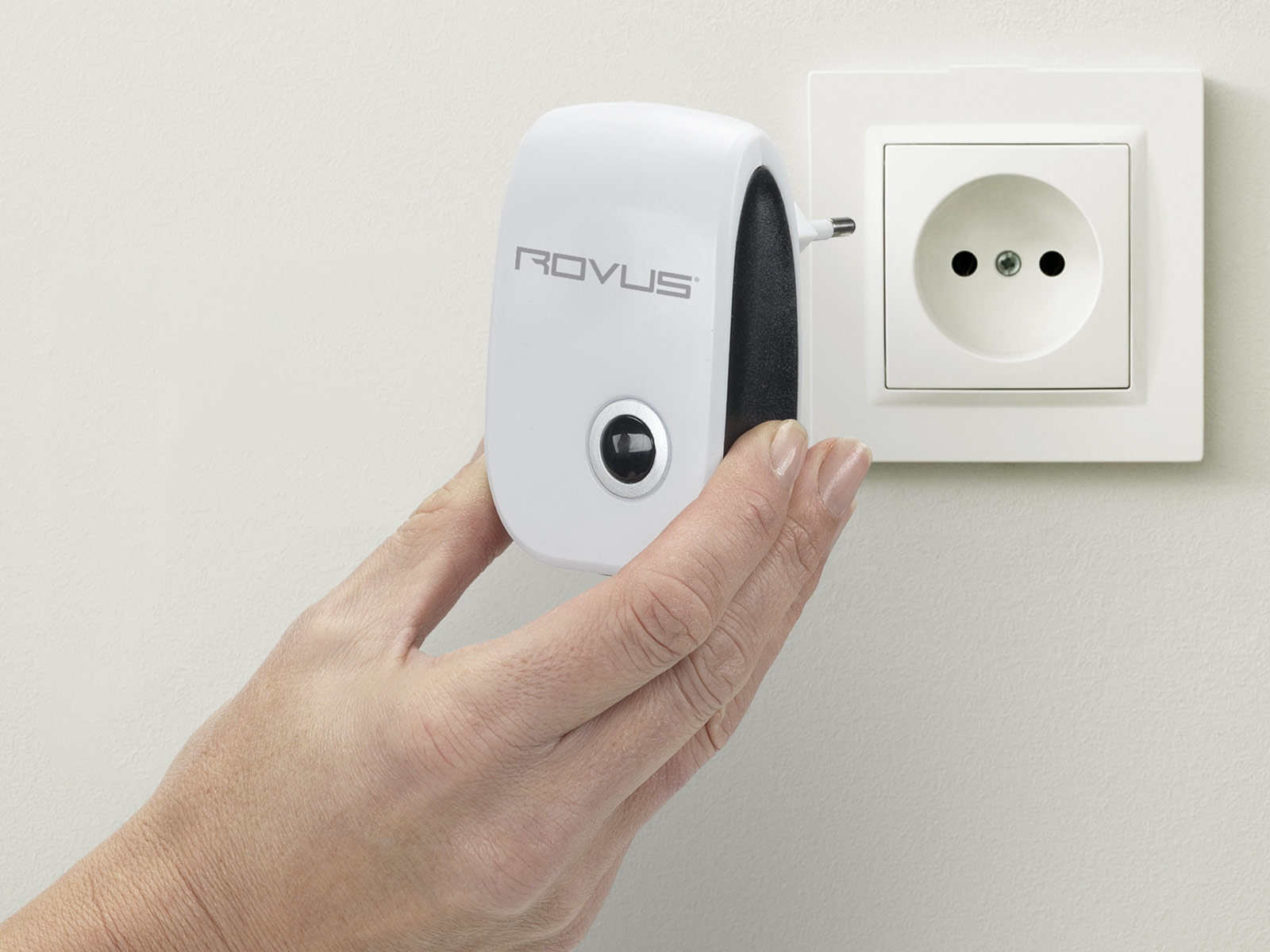 Rovus Pest Repeller — familje në dhomën e ndenjes